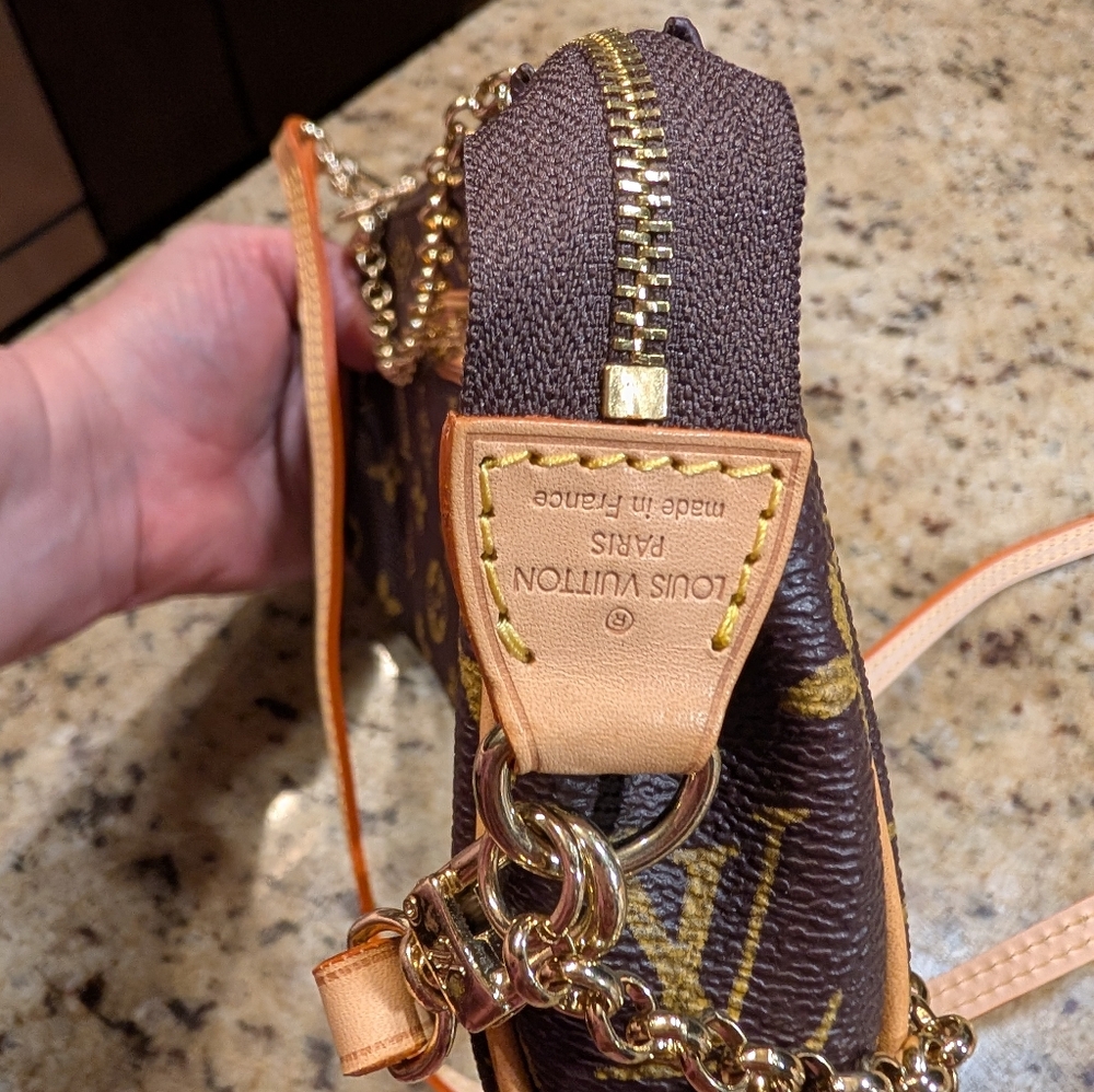 Louis Vuitton Monogram Eva Pochette with Gold Chain And Cardholder - Picture 5 of 13